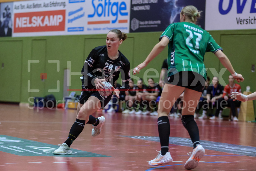 Handball, 2. Bundesliga Frauen, SV Werder Bremen - HC Leipzig | Lara Tauchmann (HC Leipzig, 28) am Ball, Spielszene, Aktion, Action