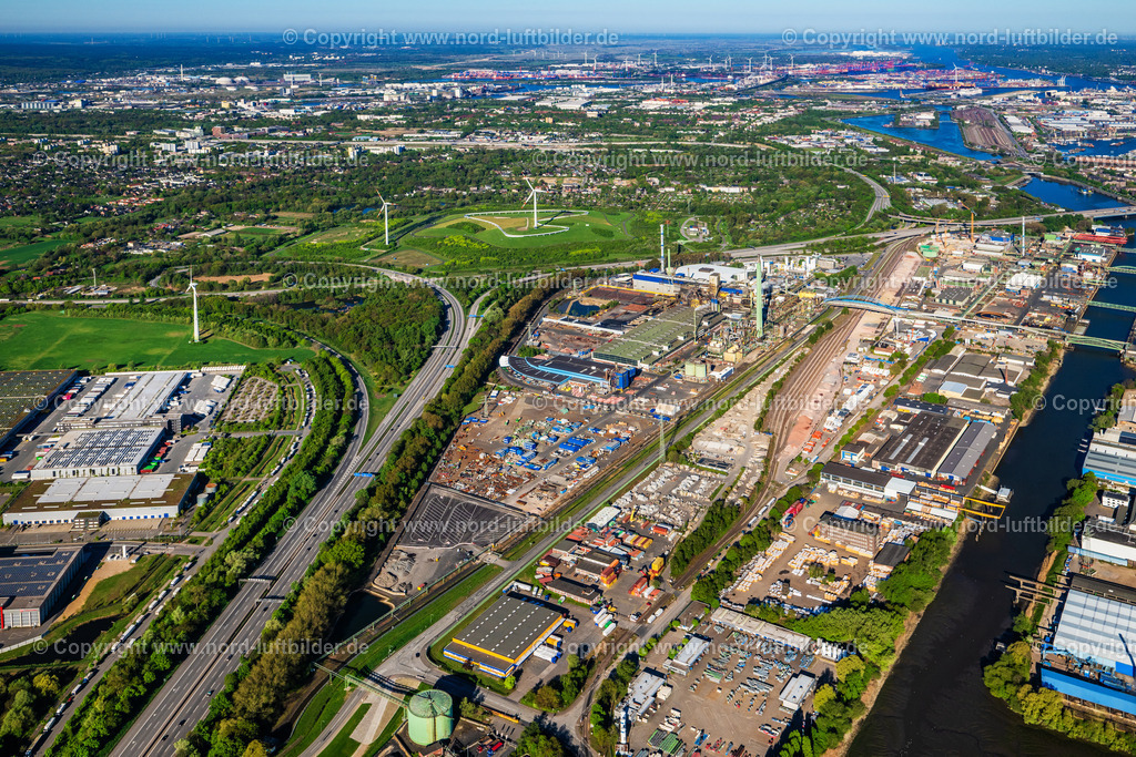 Hamburg_Aurubis_Veddel_ELS_0651270425 | HAMBURG 27.04.2025 Gebäude und Produktionshallen Kupferhütte " Aurubis " auf dem Werksgelände am Müggenburger Hauptdeich Peute in Hamburg, Deutschland. Weiterführende Informationen bei: Aurubis AG. // "Aurubis" copper works and production halls on the factory premises on the Mueggenburg main dike Peute in Hamburg, Germany. Further information at: Aurubis AG. Foto: Martin Elsen