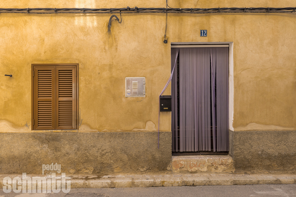 PS-Fassaden-Mallorca-2026-07 | Entdecke die größte Bildgalerie der Region mit Fotografien aus dem Allgäu, der Bodenseeregion, Oberschwaben, dem Donautal und der Schwäbischen Alb. Landschaften, Luftaufnahmen und Reisefotografie als Wandbild und Fotokunst. - Realisiert mit Pictrs.com