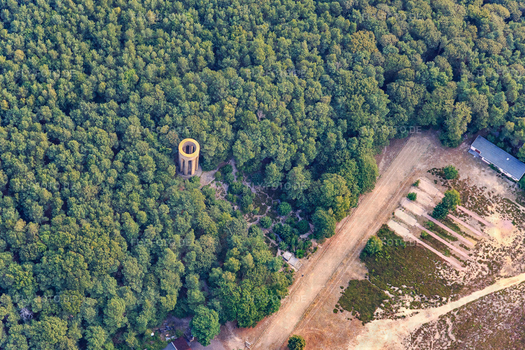 Turnerehrenmal am Turnplatz Deidesheim | Luftbild: Turnerehrenmal am Turnplatz Deidesheim in Deidesheim im Bundesland Rheinland-Pfalz in Deutschland. Foto: IMG_108848.jpg vom 15.07.2018 durch Werner Riehm/FLY-FOTO.de - Realisiert mit Pictrs.com