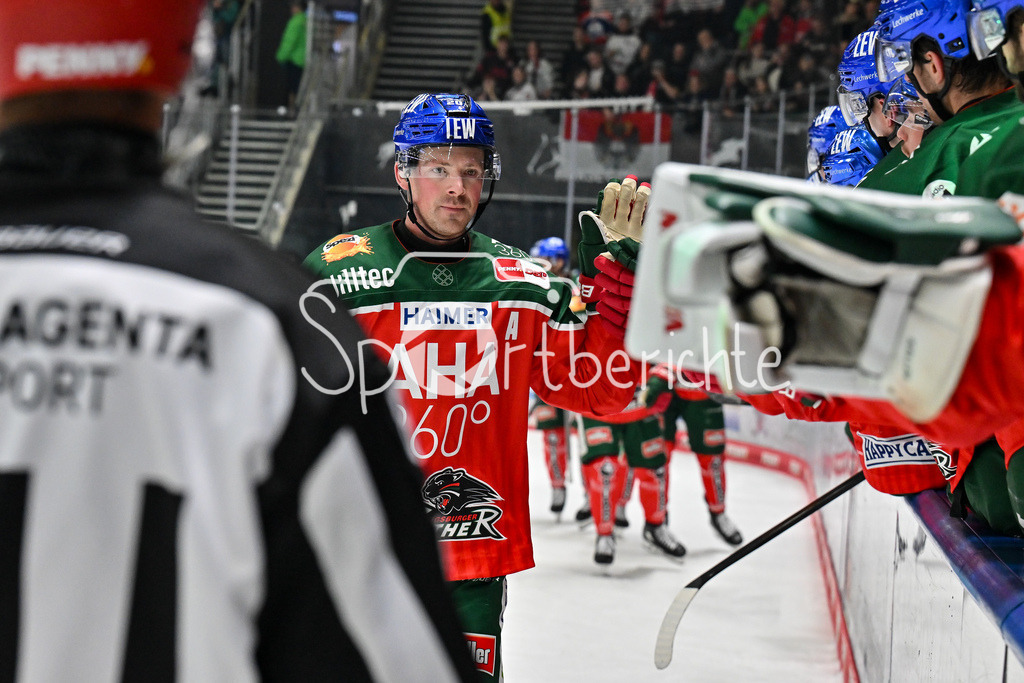 Augsburger Panther - Kölner Haie | Jubel der Panther nach dem Ausgleich zum 2-2 durch Cody KUNYK (Augsburger Panther #20) / Freude / happy / Tor / Torschuezte / DEL: Augsburger Panther - Kölner Haie, Curt Frenzel Stadion am 29.09.2024