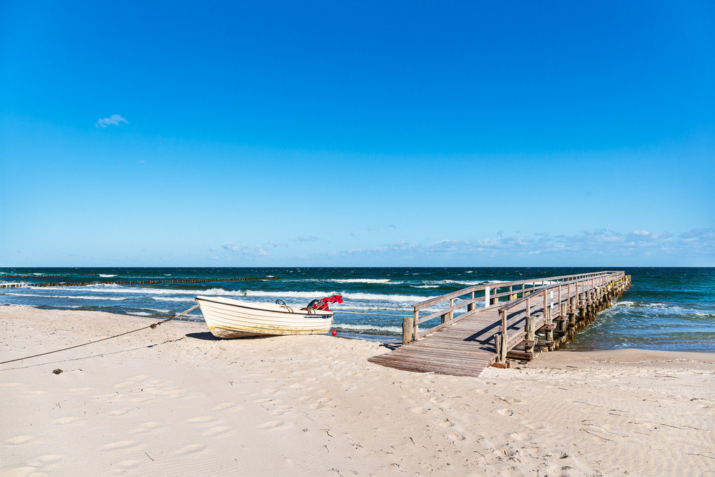 Fischerboot und Steg an der Ostseeküste bei Zingst auf dem Fischland-Darß | Fischerboot und Steg an der Ostseeküste bei Zingst auf dem Fischland-Darß.
