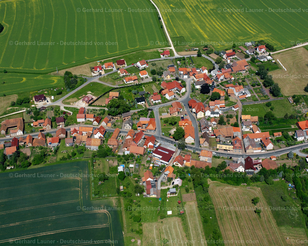 2634109 | LENTERODE 09.06.2006 Landwirtschaftliche Nutzflächen und Feldgrenzen  umsäumen das Siedlungsgebiet des Dorfes in Lenterode im Bundesland Thüringen, Deutschland // Agricultural land and field boundaries surround the settlement area of the village  in Lenterode in the state Thuringia, Germany Foto: Gerhard Launer