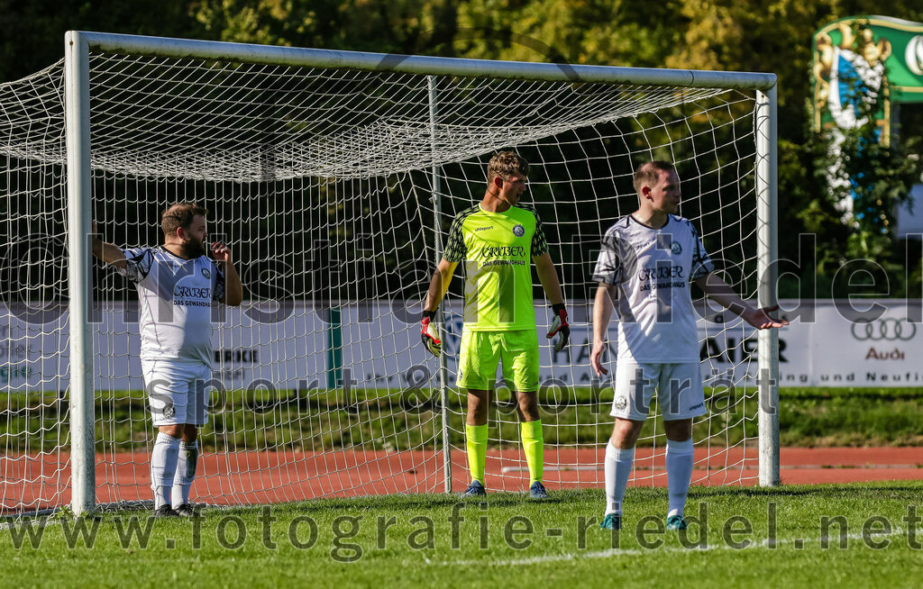 2023-09-09_076_FC_Herzogstadt_II_gegen_SG_Hoerlkofen_Woerth | Erding, Deutschland, 09.09.2023:
Fußball, A-Klassel 2023 / 2024, 6. Spieltag, FC Herzogstadt II gegen SG Hörlkofen/Wörth, Endergebnis: 1:2

Maximilian Ostermair (FC Herzogstadt, #29), Torwart Florian Götz (FC Herzogstadt, #1)

Foto: Christian Riedel / fotografie-riedel.net