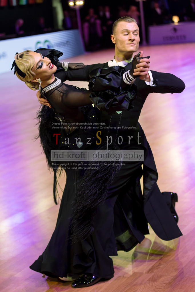 20241215_WDSF_Int_Open_Std-Riga-9333 | Tanzsportbilder, Standardtanz, Lateintanz, WDSF, DTV, LTVB, dancecomp, goc, hessen tanzt, blaues band der spree, walzer, tango, wiener walzer, slowfox, quickstepp, samba, rumba, cha-cha-cha, paso doble. jive, hd-kroft photography, turniertanzsport
