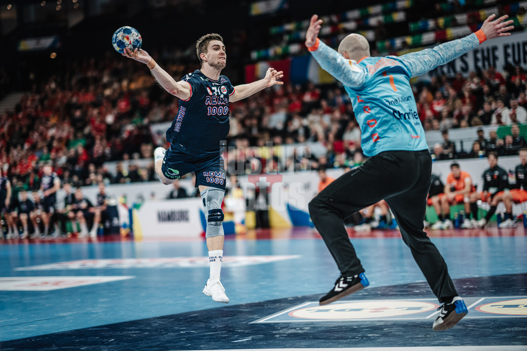 Handball | Herren | EHF EURO 2024 | European Championshop Men 2024 Final Tournament | Norwegen vs. Niederlande | 19.01.2024 | Alexandre Christoffersen Blonz (#71, Norwegen, NOR) wirft aufs Tor von Bart Ravensbergen (#1, Holland, NED)