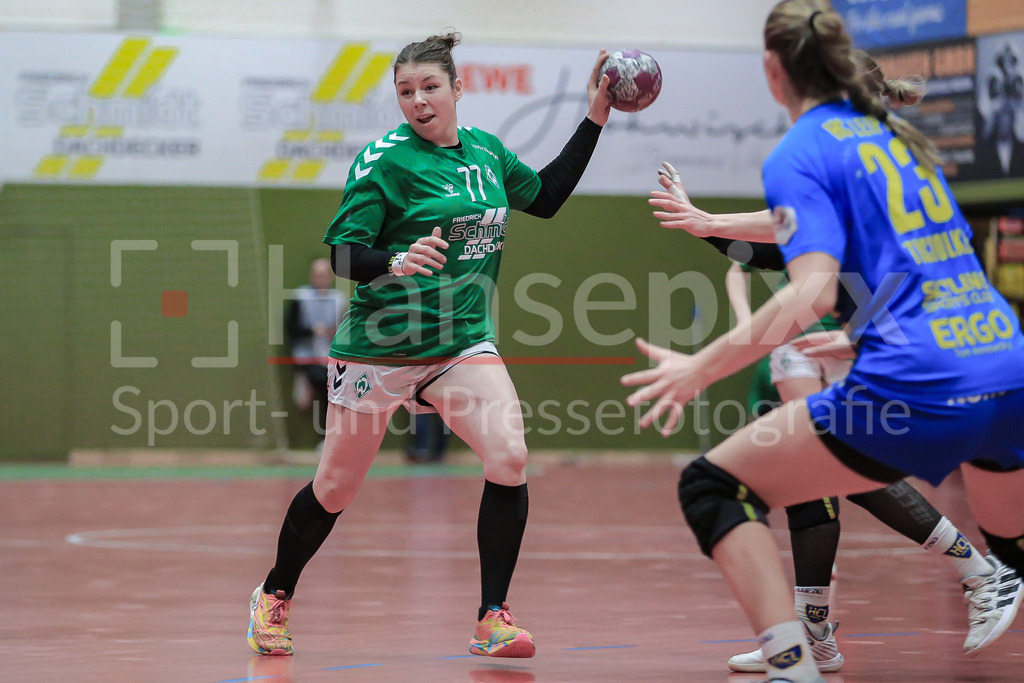 Handball, 2. Bundesliga Frauen, SV Werder Bremen - HC Leipzig | v.li.: Elaine Rode (SV Werder Bremen, 77) am Ball, Spielszene, Aktion, Action