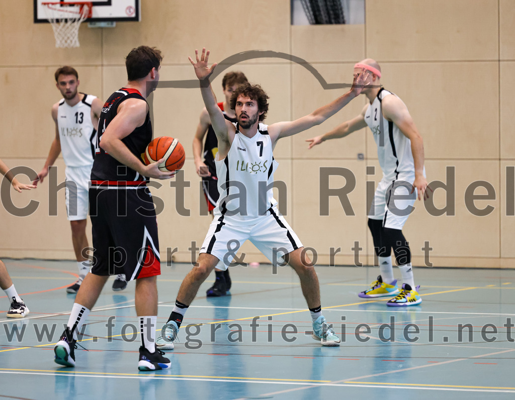 2022-10-16_052_TSV_Vaterstetten_gegen_Baskets_Vilsbiburg_2 | Vaterstetten, Deutschland, 16.10.2022:
Basketball, Bayernliga Herren Südost 2022 / 2023, 1. Spieltag, TSV Vaterstetten gegen Baskets Vilsbiburg 2, Endergebnis: 83:64

M. Engel (Baskets Vilsbiburg, #14), Luca Maurice Kohll (TSV Vaterstetten, #7)

Foto: Christian Riedel / fotografie-riedel.net