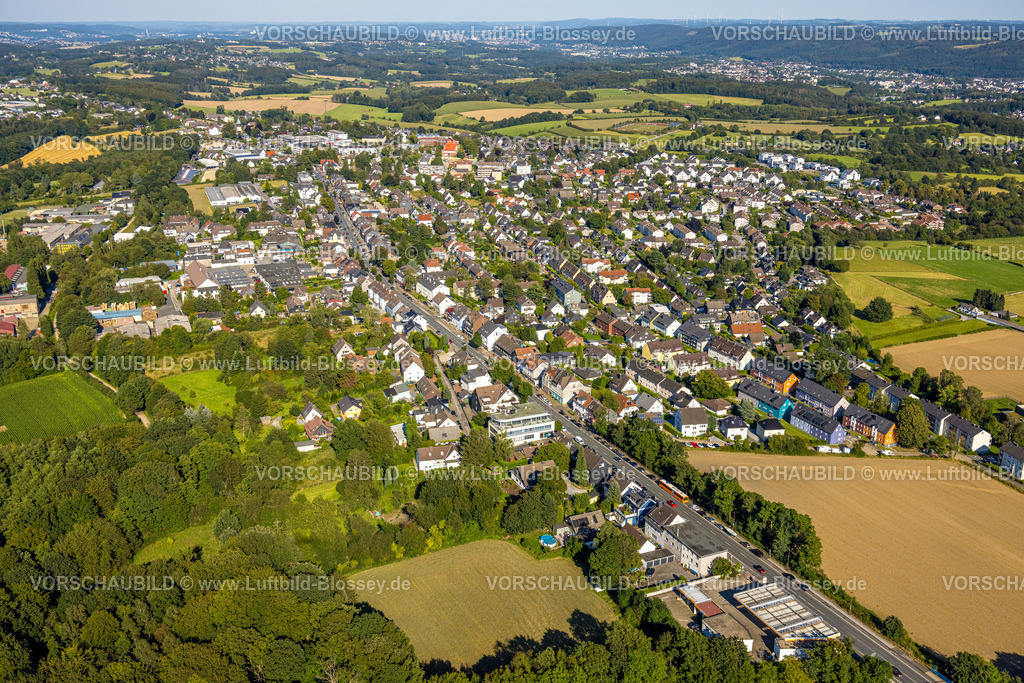 Sprockhoevel240811183Hasslinghausen | Luftbild, Übersicht mit Ortsansicht Mittelstraße in Sprockhövel, Wohngebiet mit Fernsicht, Wiesen und Felder und Waldstücke, Haßlinghausen, Sprockhövel, Ruhrgebiet, Nordrhein-Westfalen, Deutschland