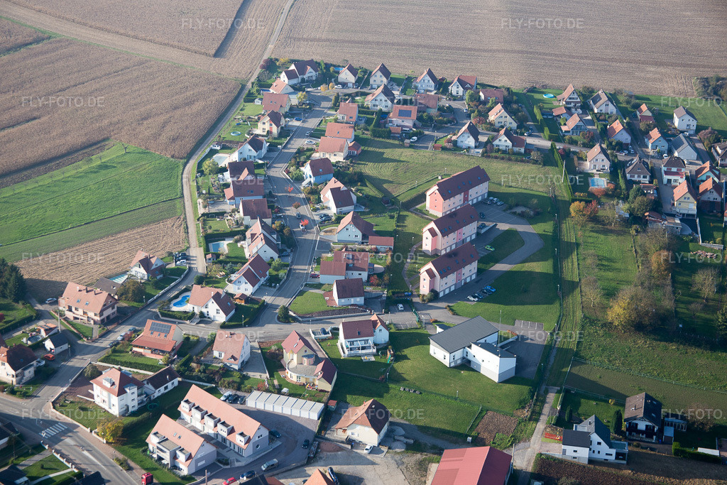 Luftbild: Ortsansicht in Soultz-sous-Forêts im Bundesland Bas-Rhin in Frankreich. Foto: IMG_075570.jpg vom 01.11.2014 durch Werner Riehm/FLY-FOTO.de