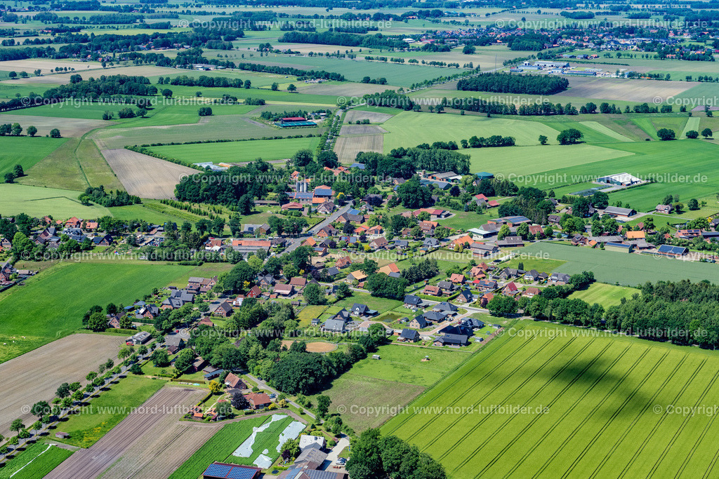 Ahrenswohlde_ELS_7073030622 | AHLERSTEDT 03.06.2022 Ortsansicht der Straßen und Häuser der Wohngebiete in Ahrenswohlde im Bundesland Niedersachsen, Deutschland. // Town View of the streets and houses of the residential areas in Ahrenswohlde in the state Lower Saxony, Germany. Foto: Martin Elsen