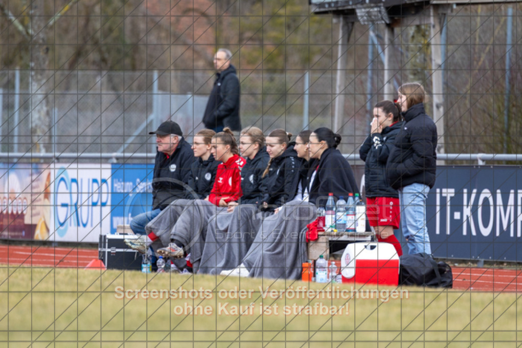 20250223_133516_0244 | #,1.FC Donzdorf (rot) vs. TSV Tettnang (schwarz), Fussball, Frauen-WFV-Pokal Achtelfinale, Saison 2024/2025, Rasenplatz Lautertal Stadion, Süßener Straße 16, 73072 Donzdorf, 23.02.2025 - 13:00 Uhr,Foto: PhotoPeet-Sportfotografie/Peter Harich