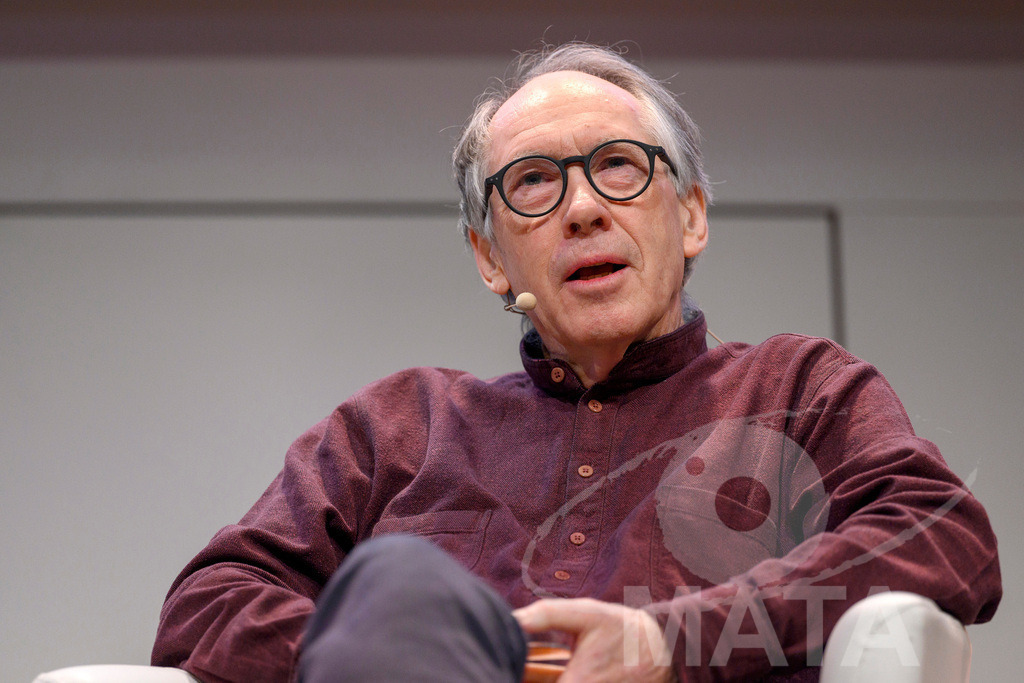_DWA4835 | Ian McEwan bei der lit.Cologne 2023 Veranstaltung 'Ian McEwan. Ein Jahrhundertschriftsteller gibt Auskunft' in der Flora Köln.. Köln, 07.03.2023 - Realisiert mit Pictrs.com