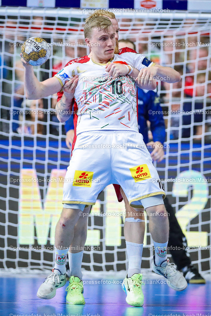 KoeEHF08062401128 | 08.06.2024, Köln, Handball, TruckScout24 EHF FINAL4, Machineseeker Champions League Men, Lanxess-Arena, Halbfinale, SC Magdeburg - Aalborg Handbold: Gisli Kristjansson (SC Magdeburg) wird von Henrik Mollgaard (Aalborg Handbold) festgemacht