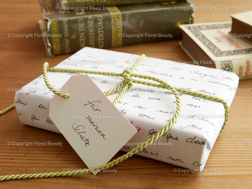 Liebesbrief_Geschenkverpackung_14 | Onlineshop für hochwertige Wandbilder. Bei uns findet ihr selbstgestaltete Blumenmotive. Das perfekte Geschenk, als Praxisdeko oder die eigene Wohnung. Alle künstlerischen Blumenfotos sind auf Leinwand, FineArtPrint, Kunstdruck und vielem mehr zu erwerben - Realisiert mit Pictrs.com