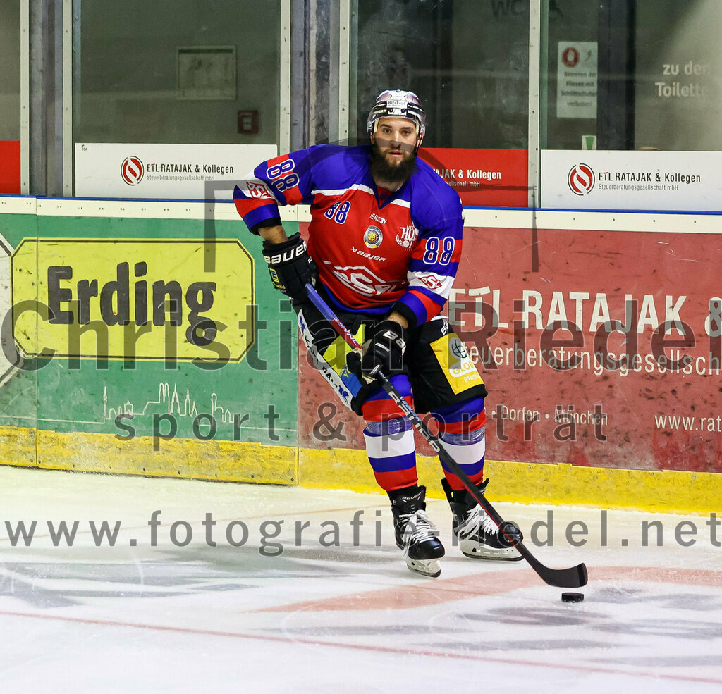 2022-09-09_064_TSV_Erding_gegen_Deggendorfer_SC | Erding, Deutschland, 09.09.2022:
Eishockey, Bayernliga 2022 / 2023, Testspiel, TSV Erding gegen Deggendorfer SC, Endergebnis: 2:5

Marcel Pfänder (Deggendorfer SC, #88)

Foto: Christian Riedel / fotografie-riedel.net