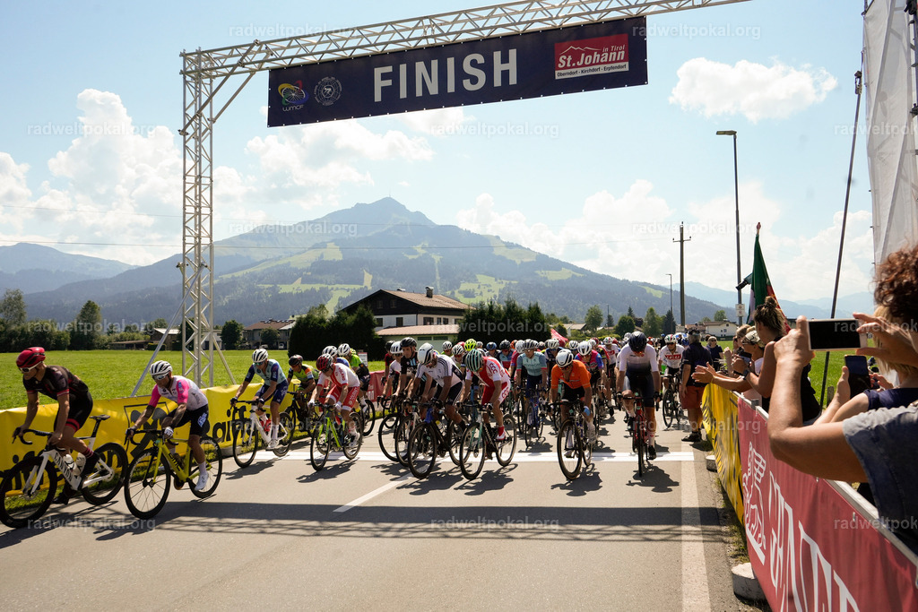 388_20230817_Bewerb_Maenner_Muehlanger | AUT - OESTERREICH, 2023-08-16: SPORT RENNRAD-FAHREN - 55. INTERNATIONALER RADWELTPOKAL IN ST. JOHANN IN TIROL  - Vintage-Radrennen mit WM-Bronze-Medaillen-Siegerin Christina Schweinberger, den Teilnehmer und Alexander Baumann (vom Orginastions-Team) - TAG 2 BEWERB MAENNER IN SECHS GRUPPEN  ; Foto: Roland Muehlanger