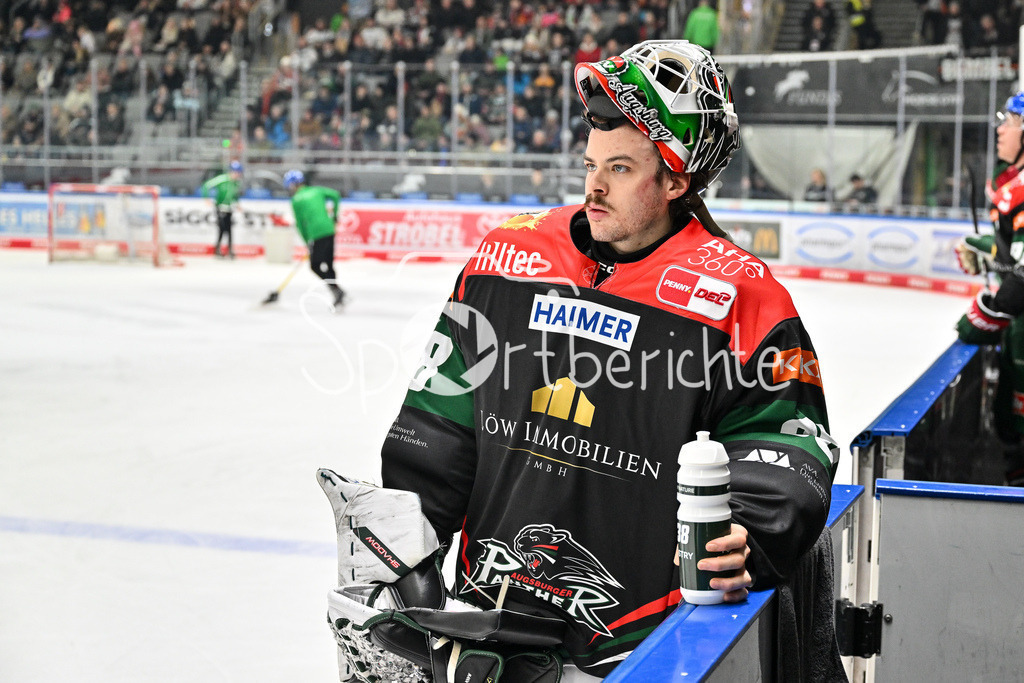 Augsburger Panther - Löwen Frankfurt  | Im Bild Strauss MANN (Augsburger Panther #38) / Freisteller / Einzelfoto / DEL: Augsburger Panther - Loewen Frankfurt, Curt Frenzel Stadion am 12.01.2025