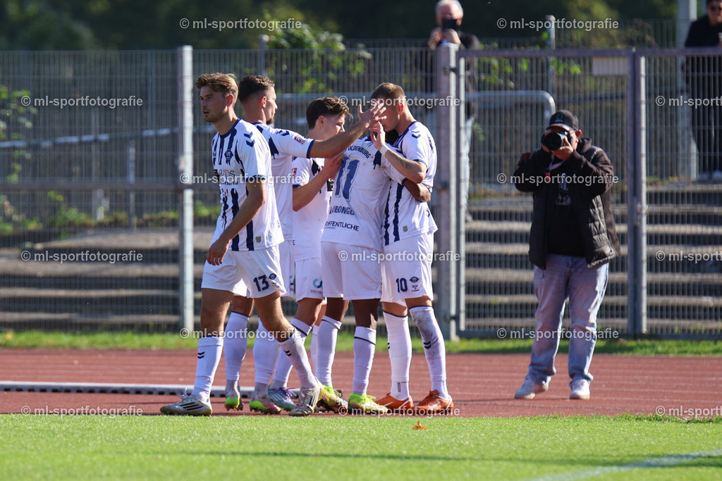 Fußball I Herren I Saison 2025/2026 I Regionalliga Nord I 11. Spieltag I 1. FC Phönix Lübeck - VfB Oldenburg | Freude und Jubel um Julian Matthias Boccaccio (10, VfB Oldenburg) Torschütze zum 1:2 per Elfmeter - Realisiert mit Pictrs.com