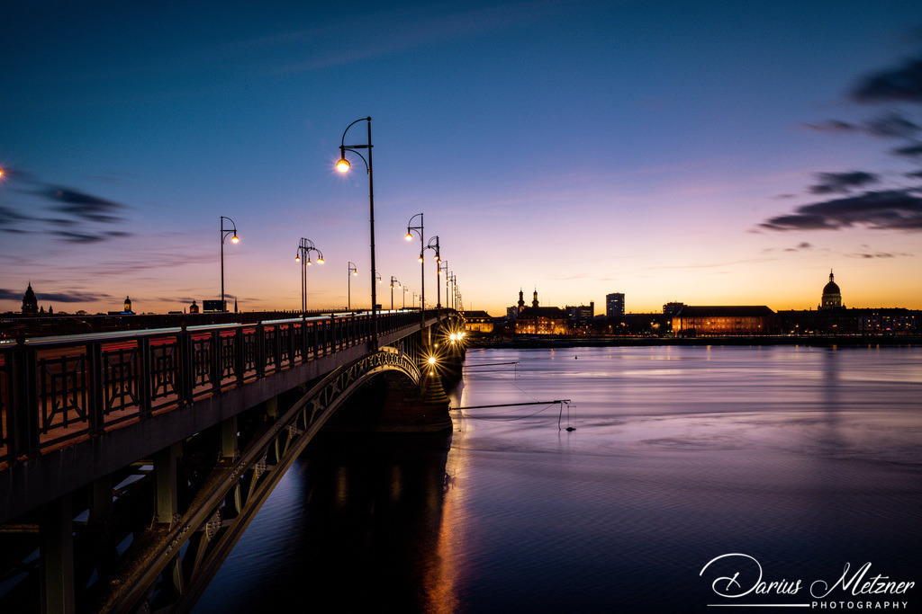 Theodor-Heuss-Brücke in Mainz | Die Theodor-Heuss-Brücke verbindet über den Rhein die Landeshauptstadt Mainz mit dem Ortsbezirk Mainz-Kastel von Wiesbaden. 