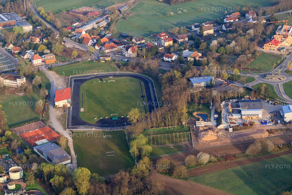 Vue aérienne: Terrain de sport et club de tennis (TCL) à le quartier Neulauterburg in Lauterbourg dans le département Bas Rhin, France – .Photo: IMG_63616.jpg prise le 30/03/2014 par Werner Riehm/FLY-FOTO.eu – Résolution de l'original: 4752 x 3168 px