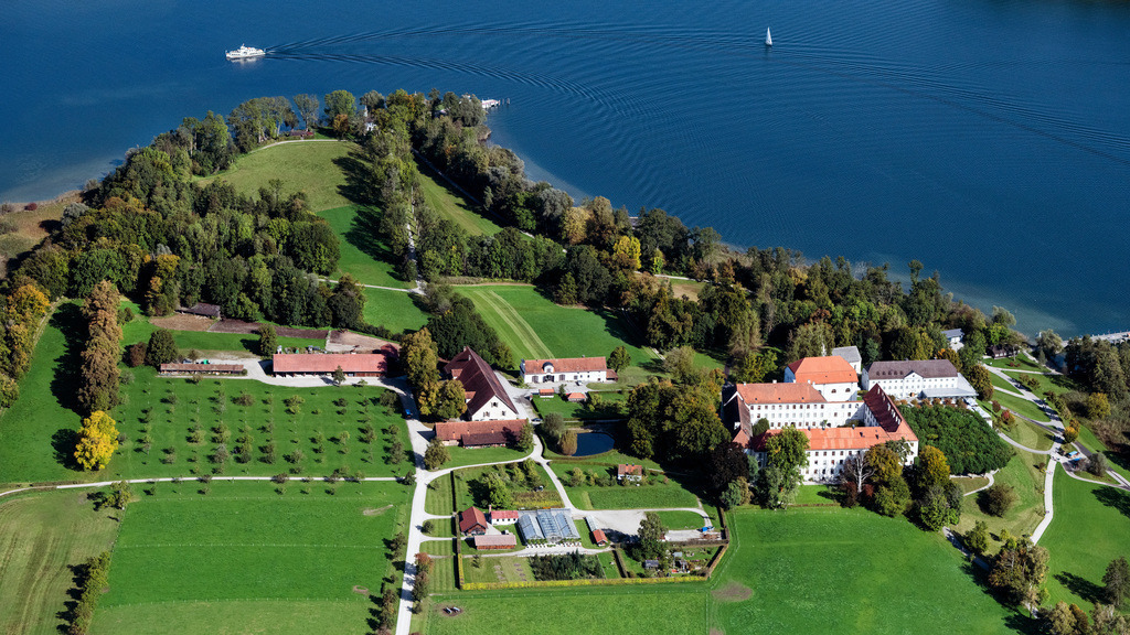 dr__0092524.jpg | CHIEMSEE 01.10.2021 Altes Schloß ehemaliges Augustiner-Chorherren-Stift auf der Insel Herrenchiemsee auf dem Chiemsee (Fraueninsel, Herreninsel und Krautinsel) in Chiemsee im Bundesland Bayern, Deutschland. // Lake Island on the Chiemsee (Fraueninsel, Herreninsel and Krautinsel) in Chiemsee in the state Bavaria, Germany. Foto: Daniel Reiter