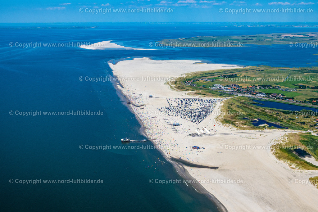 St. Peter-Ording_Parklatz_Am_Strand_ELS_0445130822 | SANKT PETER-ORDING 13.08.2022 Küsten- Landschaft am Sandstrand der Badestelle Ording Nord im Ortsteil St. Peter-Ording in Sankt Peter-Ording im Bundesland Schleswig-Holstein, Deutschland. Am Strand vor St. Peter- Ording ist in den Monaten März bis Ende Oktober das Strand- Parken gegen Gebühr erlaubt. Strandparkplatz am Weststrand. // Coastal landscape on the sandy beach of the bathing area Ording Nord in the district St Peter-Ording in Sankt Peter-Ording in the state Schleswig-Holstein, Germany. Foto: Martin Elsen