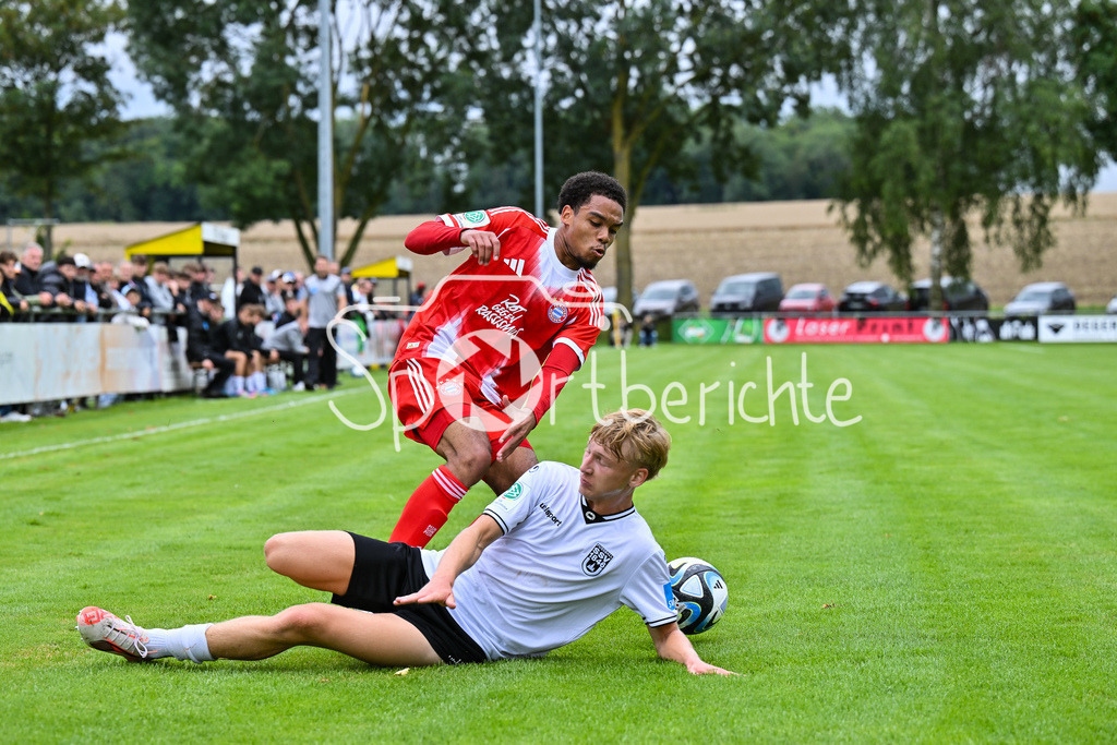 SSV Ulm 1846 Fussball U19 - FC Bayern München U19 | im Duell Chivano WIJKS (FCB #2) und Hannes KURKOWSKI (SSV Ulm U19 23) / Zweikampf / U19 DFB Nachwuchsliga: SSV Ulm 1846 Fussball - FC Bayern München, Hauptspielfeld Langenau am 02.08.2025