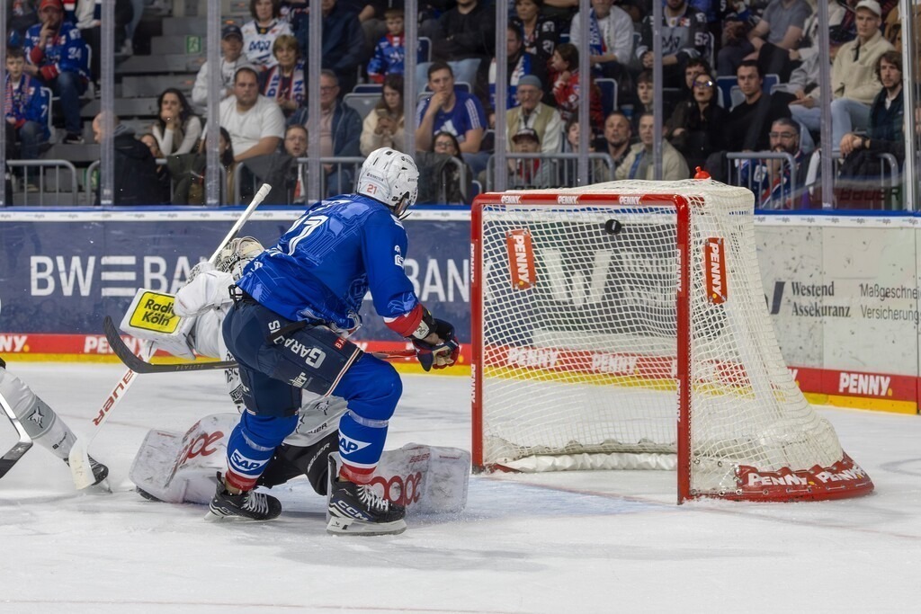 DEL, Deutsche Eishockey Liga Saison 2025/26, 49. Spieltag: Adler Mannheim gegen Kölner Haie | DEL, Deutsche Eishockey Liga Saison 2025/26, 49. Spieltag: Adler Mannheim gegen Kölner Haie***Kris Bennett (21, Mannheim) erzielt das 2:1 für die Adler - Realisiert mit Pictrs.com