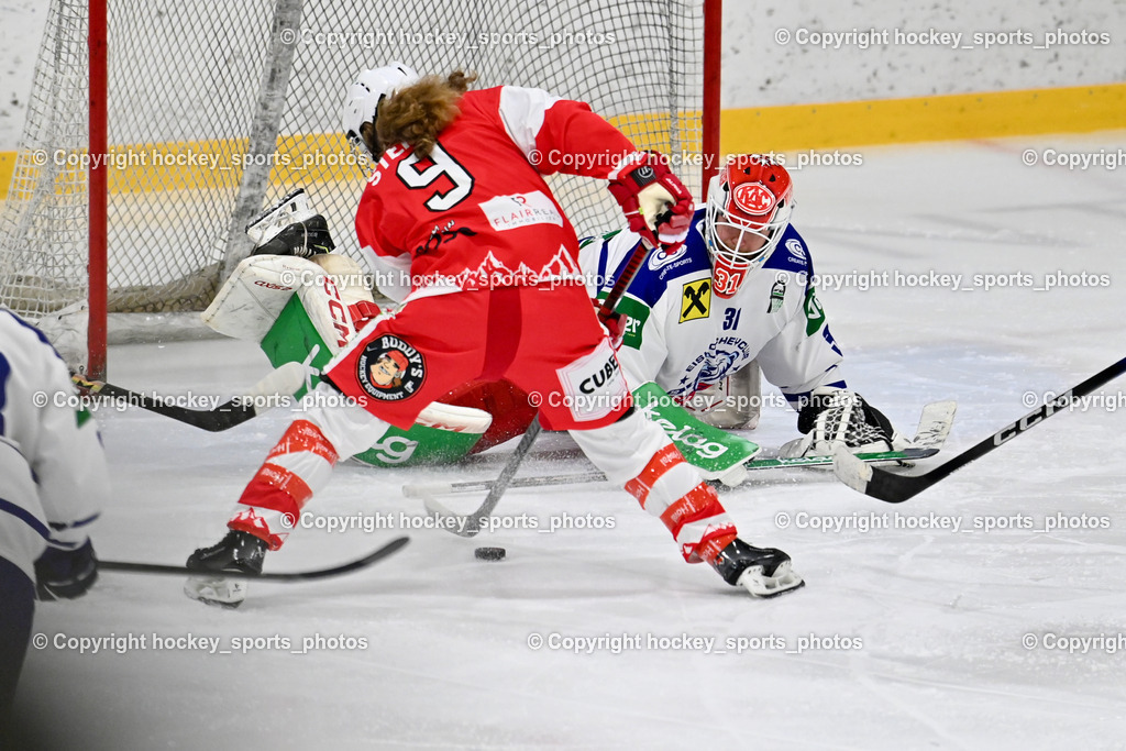 ESV Ferlach vs. UECR Eisbären Huben | #9 Steiner Markus ESV Ferlach, #31 Sicher Michael UECR EISBÄREN HUBEN, ESV Ferlach vs. UECR Eisbären Huben, ESV Ferlach vs. UECR Eisbären Huben am 31.10.2025 in Ferlach (HTC Eishalle Ferlach), Austria, (Photo by Bernd Stefan)