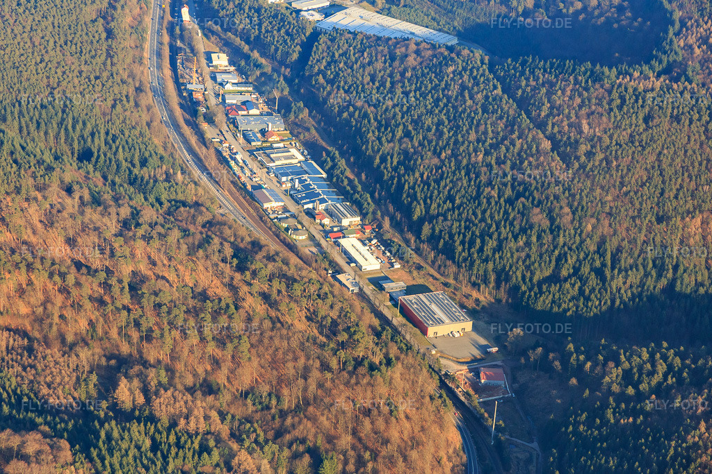 Luftbild: Industriegebiet Alte Bundesstraße im Queichtal von Westen in Hauenstein im Bundesland Rheinland-Pfalz in Deutschland. Foto: IMG_086784.jpg vom 26.03.2016 durch Werner Riehm/FLY-FOTO.de