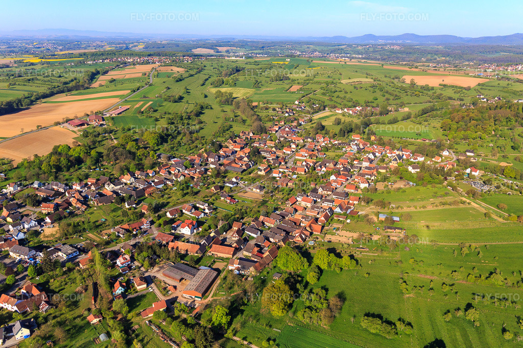 Aerial view: View of the town from the west in Preuschdorf in the state Bas-Rhin, France. – Photo: IMG_099348.jpg taken on 04/30/2017 by Werner Riehm/FLY-FOTO.com – Resolution of the original: 5472 x 3648 px