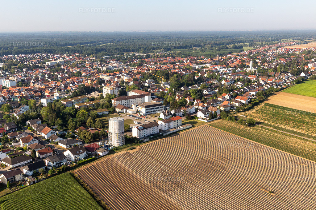 Luftbild: wrapped water-tower vor dem Asklepius Krankenhaus in Kandel im Bundesland Rheinland-Pfalz in Deutschland. Foto: IMG_122100.jpg vom 08.08.2020 durch Werner Riehm/FLY-FOTO.de