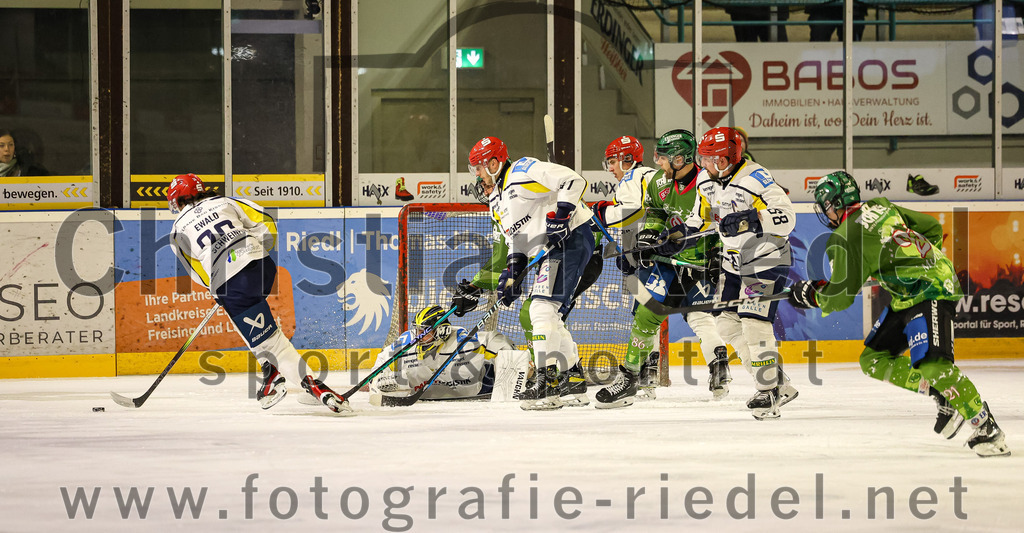 2023-12-26_024_TSV_Erding_gegen_ERV_Schweinfurt | Erding, Deutschland, 26.12.2023:
Eishockey, Bayernliga Vorrunde 2023 / 2024, 20. Spieltag, TSV Erding gegen ERV Schweinfurt, Endergebnis: 9:3

Torwart Benedict Roßberg (ERV Schweinfurt, #42)

Foto: Christian Riedel / fotografie-riedel.net