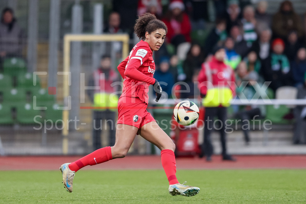 Fussball, Google Pixel Frauen-Bundesliga, SV Werder Bremen - SC Freiburg | v.li.: Cora Zicai (SC Freiburg, 28) am Ball, Freisteller, Einzelbild, Ganzkörper, Aktion, Action, Spielszene, DIE DFB-RICHTLINIEN UNTERSAGEN JEGLICHE NUTZUNG VON FOTOS ALS SEQUENZBILDER UND/ODER VIDEOÄHNLICHE FOTOSTRECKEN. DFB REGULATIONS PROHIBIT ANY USE OF PHOTOGRAPHS AS IMAGE SEQUENCES AND/OR QUASI-VIDEO.