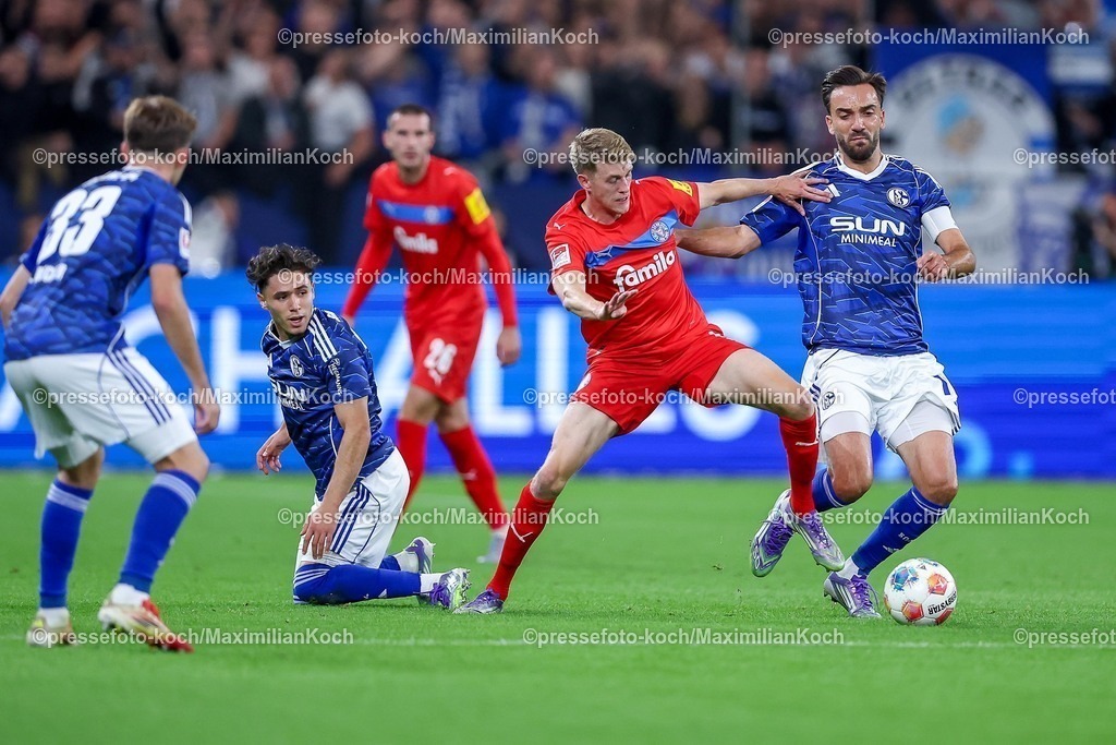S0413092501058 | 13.09.2025, Fußball, FC Schalke 04 - Holstein Kiel, 5.Spieltag, 2. Fußball Bundesliga, Veltins-Arena Gelsenkirchen, Saison 2025 2026: Alexander Bernhardsson (Holstein Kiel #11) im Zweikampf gegen  Kenan Karaman  (Schalke04 #19) DFB regulations prohibit any use of photographs as image sequences and or quasi-video.