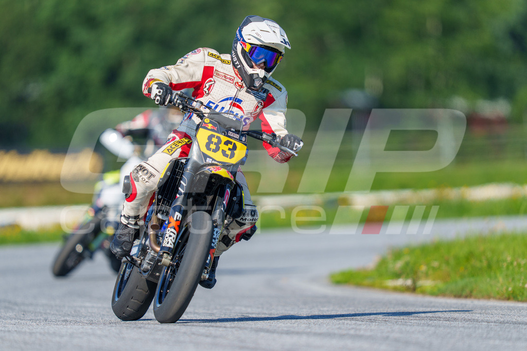 SuperMoto_Staatsmeisterschaft_Greinbach_017 | GRIPcapture steht für authentische Sportfotografie in Österreich – für Momente, die mehr sind als Geschwindigkeit oder Ergebnis. Es geht um Emotion, Spannung, Fokus und den Augenblick, der oft nur einen Wimpernschlag dauert.Ob Motorsport, Teamsport oder 