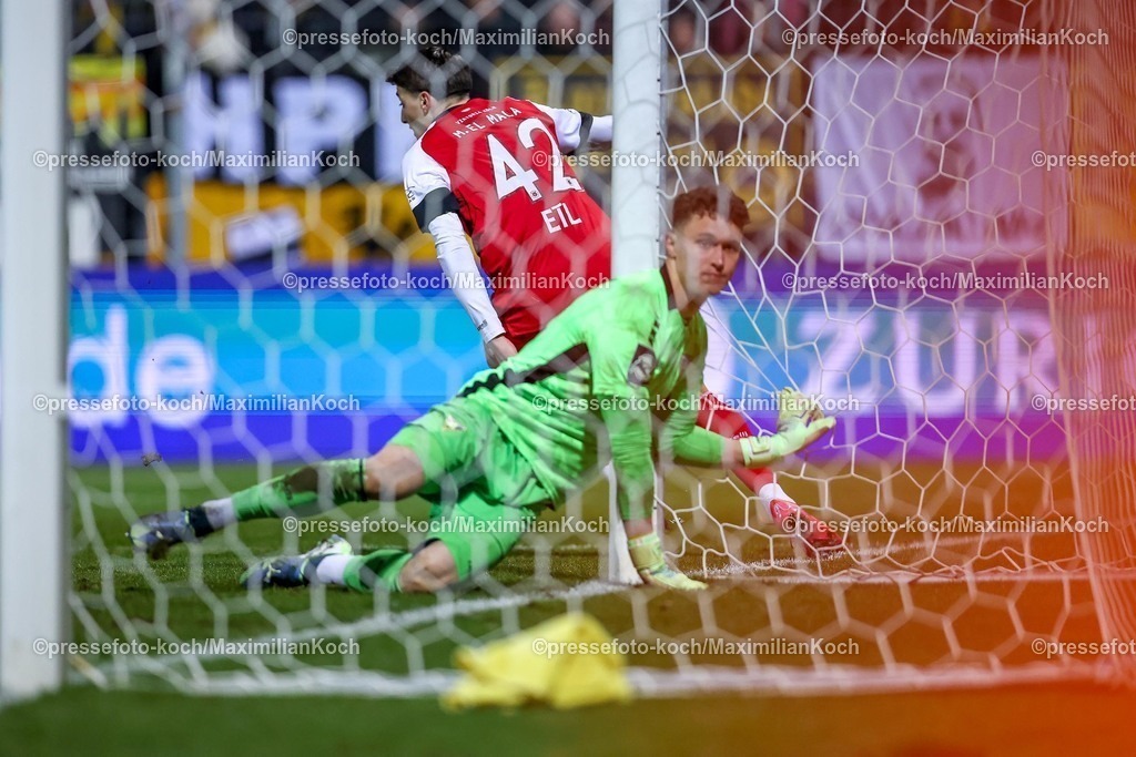FCVK14022501093 | 14.02.2025, Fußball, FC Viktoria Köln – Alemannia Aachen, 3.Liga, Sportpark Höhenberg, Saison 2024 2025: Torjubel nach dem 3:1 durch Torschütze Malek El Mala (Viktoria Köln #42) DFB regulations prohibit any use of photographs as image sequences and or quasi-video.