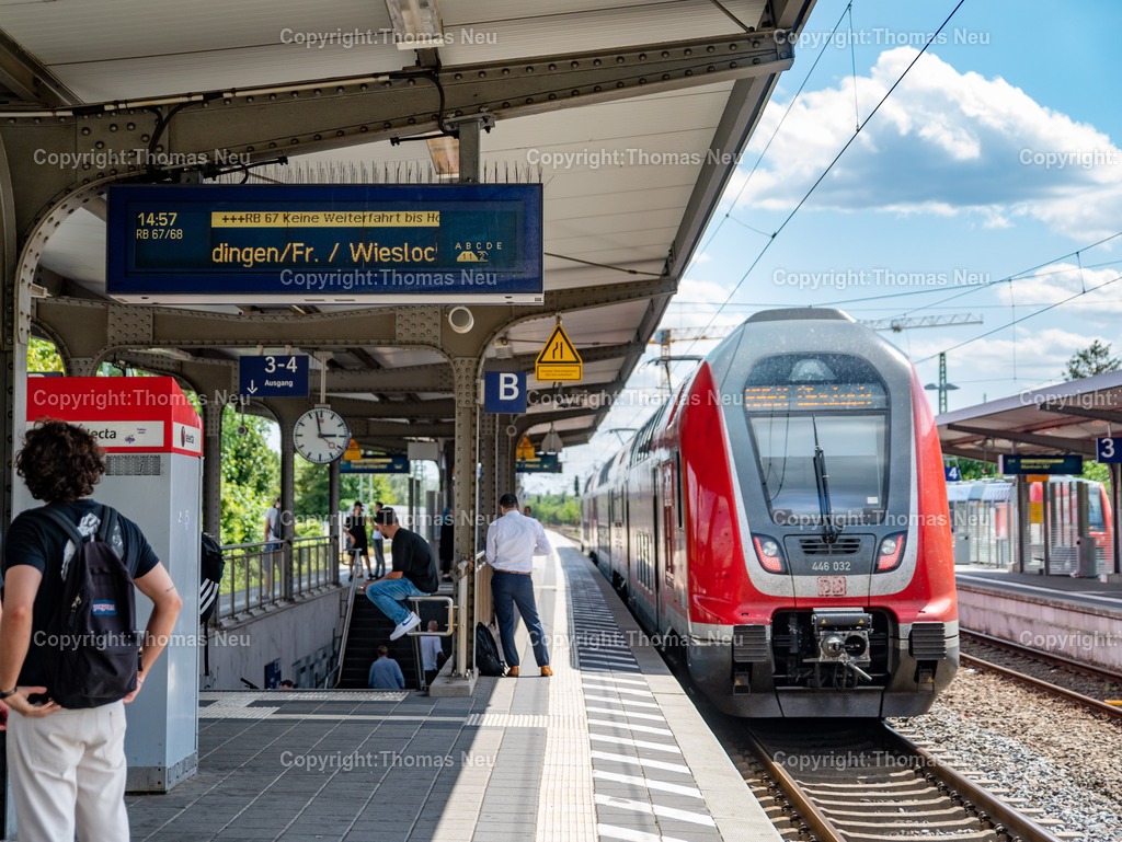 DSC_8175 | Der Bahnhof Bensheim ist ein wichtiger Verkehrsknotenpunkt an der Hessischen Bergstraße. Die Bilder zeigen Gleisanlagen, Bahnsteige, Züge und die Architektur des Bahnhofs im Wandel der Zeit. Fotografien aus dem Alltag des Bahnverkehrs und dem Stadtbild von Bensheim.