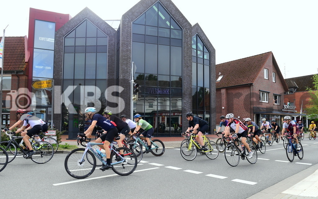 KBS Picture_Cyclassica-Hamburg_200823_021 | Abbiegubg Richtung Tangstedt Fans feuern an ,
Bemer Cyclassics Hamburg Radrennen 2023 , 
Durch Hamburg und Schleswig-Holsten ,
UCI-WorldTour-Rennen Profi-Elite Herren ca.200KM , 
Amateurradfahrer Jedermann Rennen 60KM ,
Amateurradfahrer Jedermann Rennen 100KM , - Realisiert mit Pictrs.com