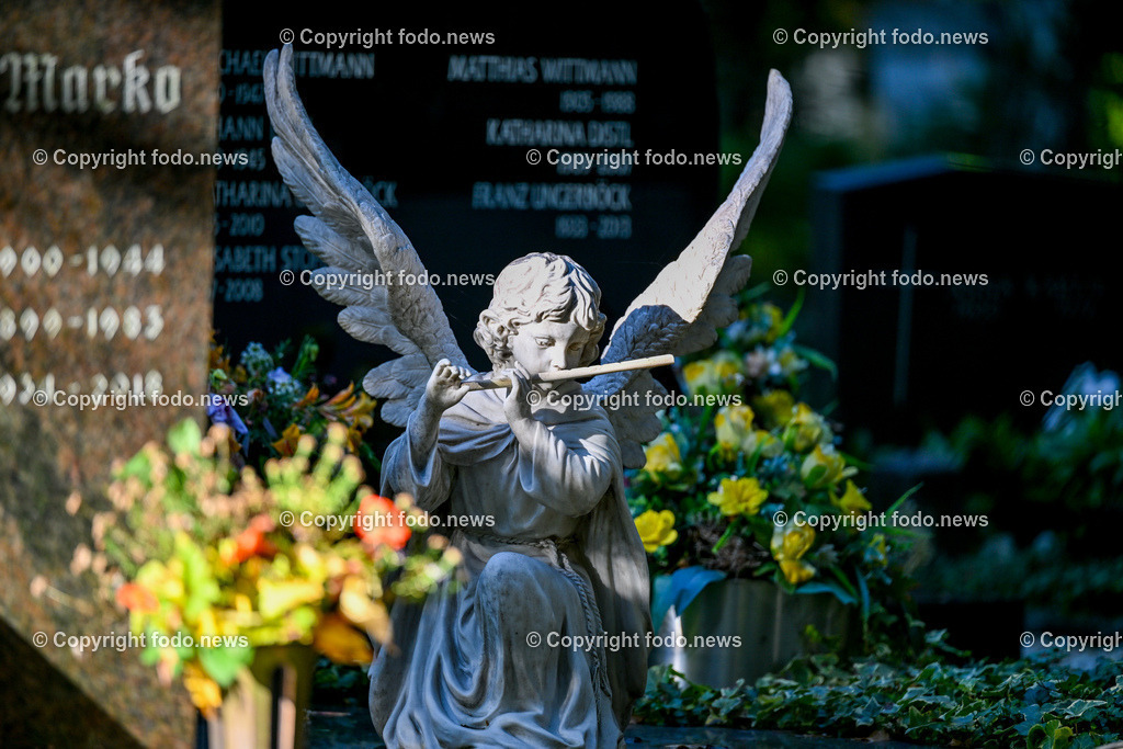 Friedhof_ Allerheiligen_ 16.10.2023-34 | 16.10.2023, Friedhof, AUT, Allerheiligen, Themenbilder im Bild Friedhof, Kreuz, Kruzifix, Jesu Christi, Allerheiligen, Engerl, Engel, Kerzen, Grab, Grablicht, Blumen, Symbolbild, Feature