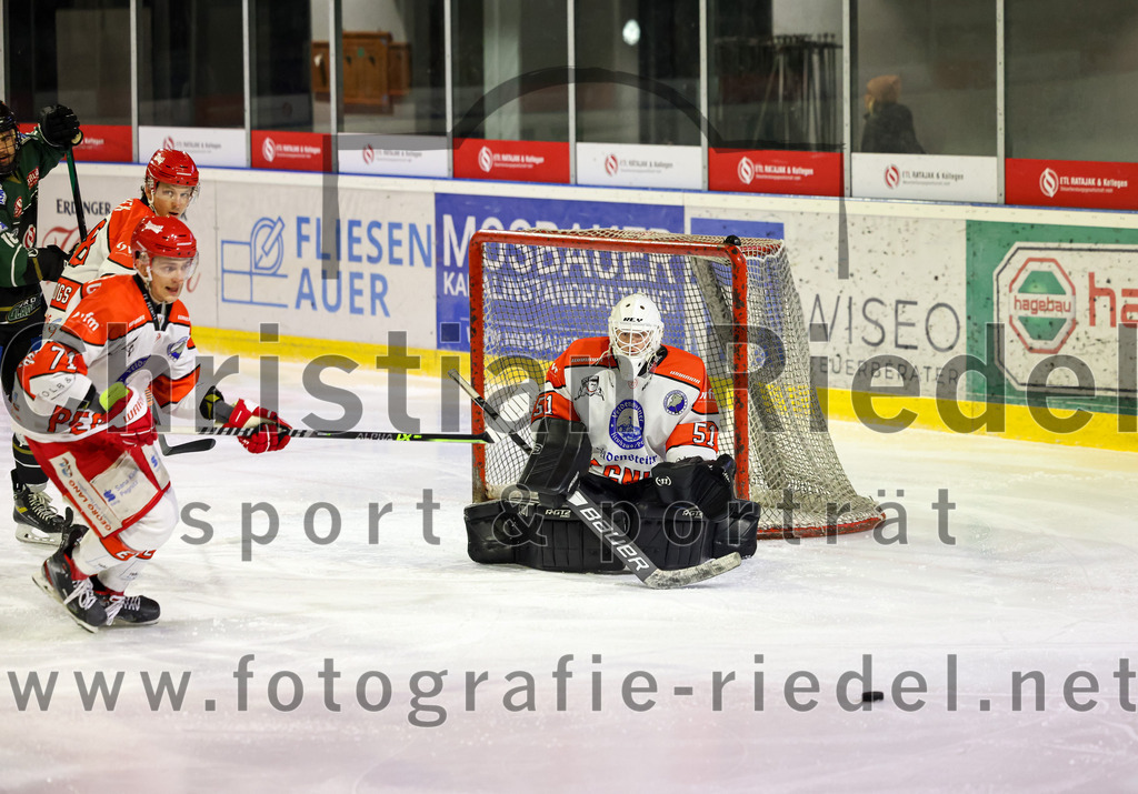 2022-12-02_004_TSV_Erding_gegen_EV_Pegnitz | Erding, Deutschland, 02.12.2022:
Eishockey, Bayernliga 2022 / 2023, 17. Spieltag, TSV Erding gegen EV Pegnitz, Endergebnis: 9:3

Daniel Sonnenberg (EV Pegnitz, #71), Torwart Filip Rieger (EV Pegnitz, #51)

Foto: Christian Riedel / fotografie-riedel.net