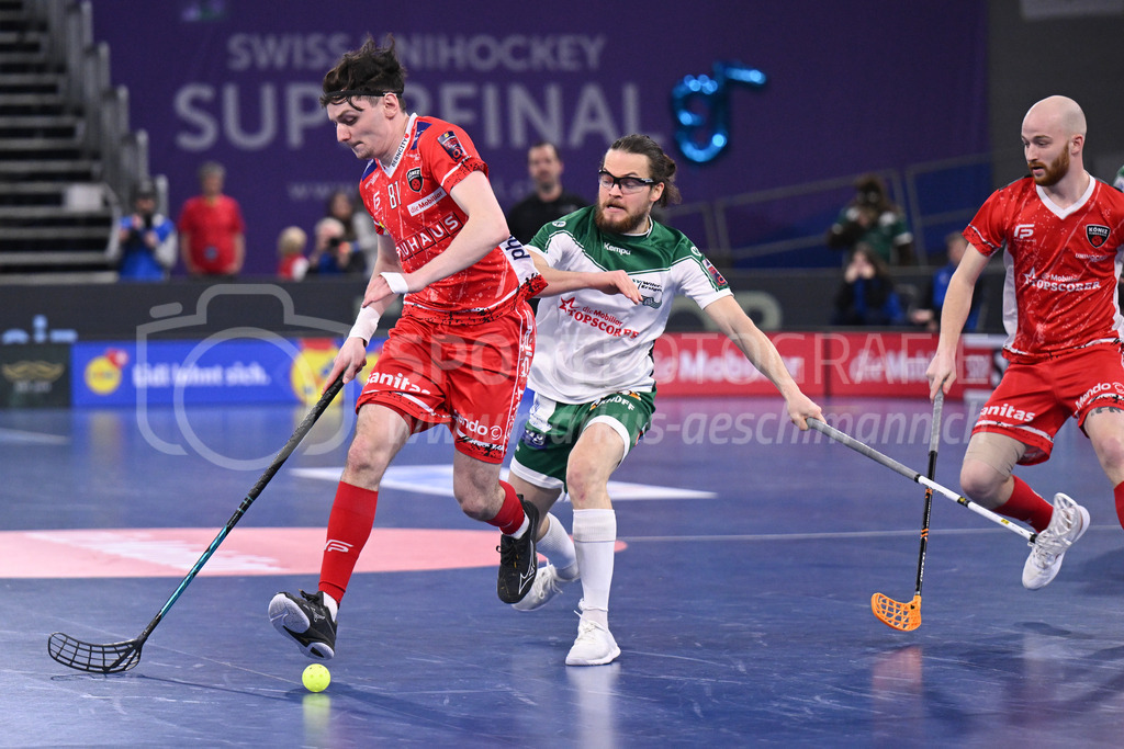 SV Wiler-Ersigen vs Floorball Köniz - 15. April 2023 | SV Wiler-Ersigen vs Floorball Köniz
Stimo Arena, Kloten
Yann Andrea Ruh (#81 Floorball Koeniz) vor Michal Dudovic (#4 SV Wiler-Ersigen).
Bild: Sportfotografie Markus Aeschimann | www.markus-aeschimann.ch - Realisiert mit Pictrs.com
