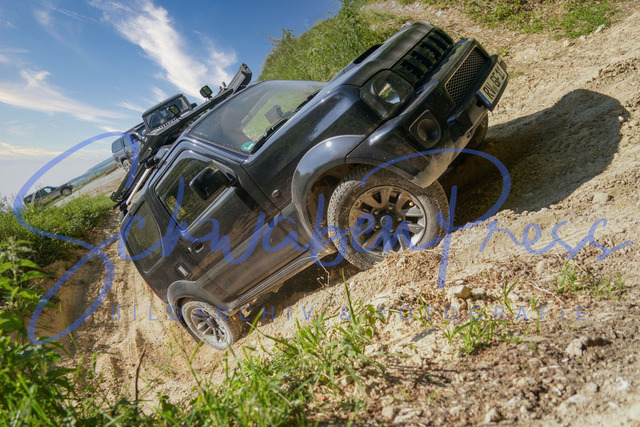 DSC08592 | Vierradfahrzeuge testen unterschiedliches Terrain - ueber Stock und Stein

Offroad Grundkurs im Steinbruch. Unterschiedliche Fahrgegebenheiten mit dem gelaendegaengigem Offroad-Fahrzeug. 

Deutschland, Geisingen, Steinbruch Meichle und Mohr, 10.06.2023
