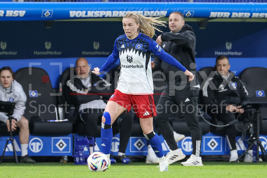 Fussball, Google Pixel Frauen-Bundesliga, Hamburger SV - Bayer 04 Leverkusen | Annalena Wucher (Hamburger SV, HSV, 15) am Ball, Einzelbild, Ganzkörper, Aktion, Action, Spielszene, DIE DFB-RICHTLINIEN UNTERSAGEN JEGLICHE NUTZUNG VON FOTOS ALS SEQUENZBILDER UND/ODER VIDEOÄHNLICHE FOTOSTRECKEN. DFB REGULATIONS PROHIBIT ANY USE OF PHOTOGRAPHS AS IMAGE SEQUENCES AND/OR QUASI-VIDEO.