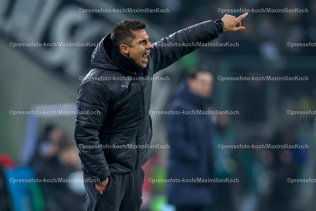 BMG14122401077 | 14.12.2024, Fußball, Borussia Mönchengladbach - Holstein Kiel, 1. Fußball Bundesliga, Borussia-Park, Saison 2024 2025: Cheftrainer Marcel Rapp (Trainer Kiel) steht gestikulierend am SpielfeldrandDFB regulations prohibit any use of photographs as image sequences and or quasi-video.