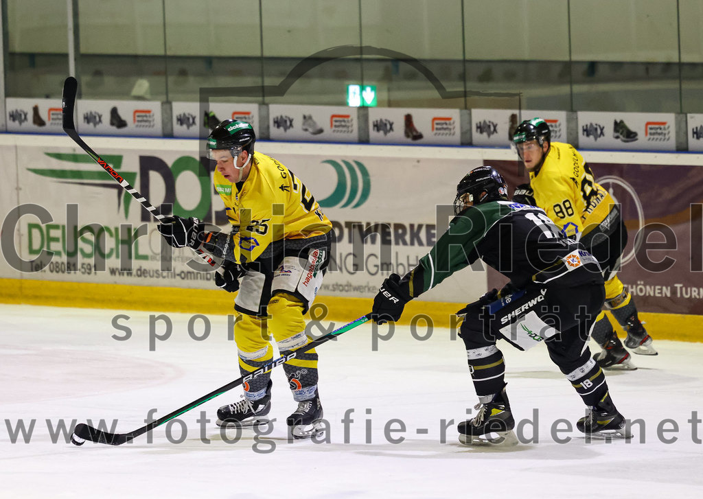 2022-11-20_139_TSV_Erding_gegen_ERSC_Amberg | Erding, Deutschland, 20.11.2022:
Eishockey, Bayernliga 2022 / 2023, 15. Spieltag, TSV Erding gegen ERSC Amberg, Endergebnis: 5:1

Felix Köbele (ERSC Amberg, #25), Daniel Krzizok (Erding Gladiators, #18), Marco Pronath (ERSC Amberg, #88)

Foto: Christian Riedel / fotografie-riedel.net