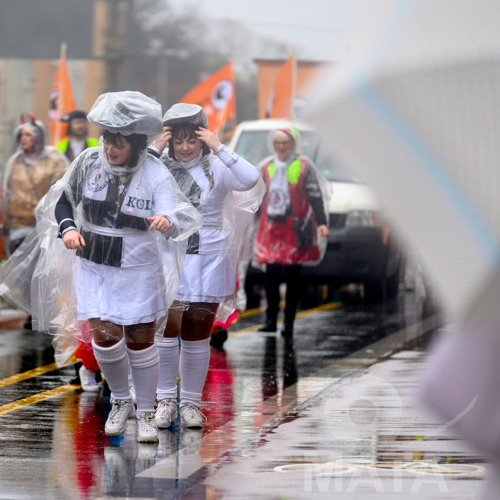 _DWA2346-2 | Trotz Nieselregen schlängelte sich der „Gaudiwurm“ am Sonntag durch die Nürnberger Innenstadt an tausenden Faschingsfans vorbei.  Nürnberg, 11.02.2024 - Realisiert mit Pictrs.com