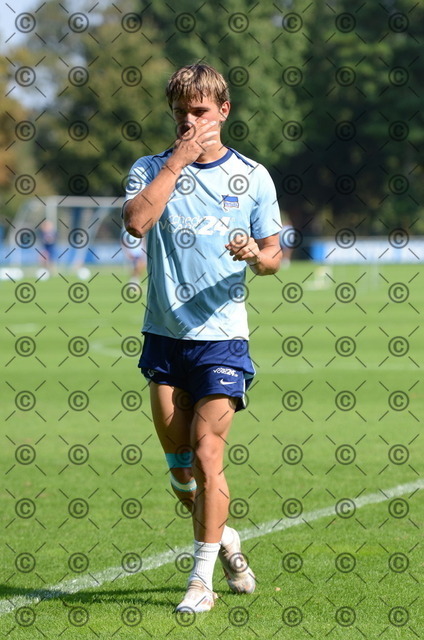 RGE_9917 | Der polnische Außenverteidiger Michal Karbownik spielte von August 2023 bis zum 30. Juni 2026 bei Hertha BSC. Fotograf: Ralf Gebhardt - Realisiert mit Pictrs.com