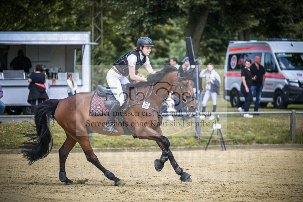 DOS_9632 | Entdecke hochwertige Reitturnierfotos von Foto Oger. Professionell, emotional und authentisch – jetzt Lieblingsmomente im Shop bestellen.Deutschlandweite Turnierfotografie. - Realisiert mit Pictrs.com